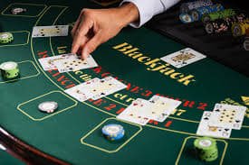 Antarmuka aplikasi apizeus777 menampilkan permainan slot dan pasar sportsbook