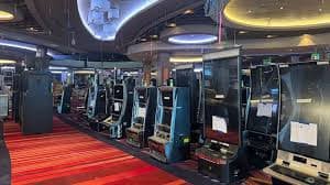 Tampilan meja Free Bet Blackjack dengan dealer profesional di apizeus777