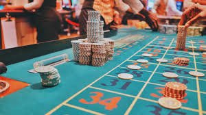 Dealer profesional menggoyang dadu dalam wadah transparan untuk Live Sic Bo